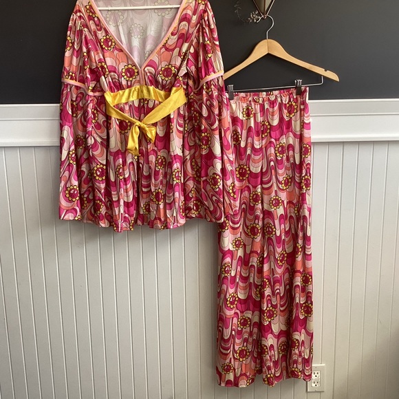 Women's Flower Power Hippie 60's Costume - Picture 3 of 7